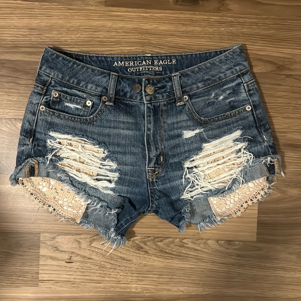 American Eagle Hi Rise Festival Distressed Crochet Pockets Denim Shorts 4 28”
